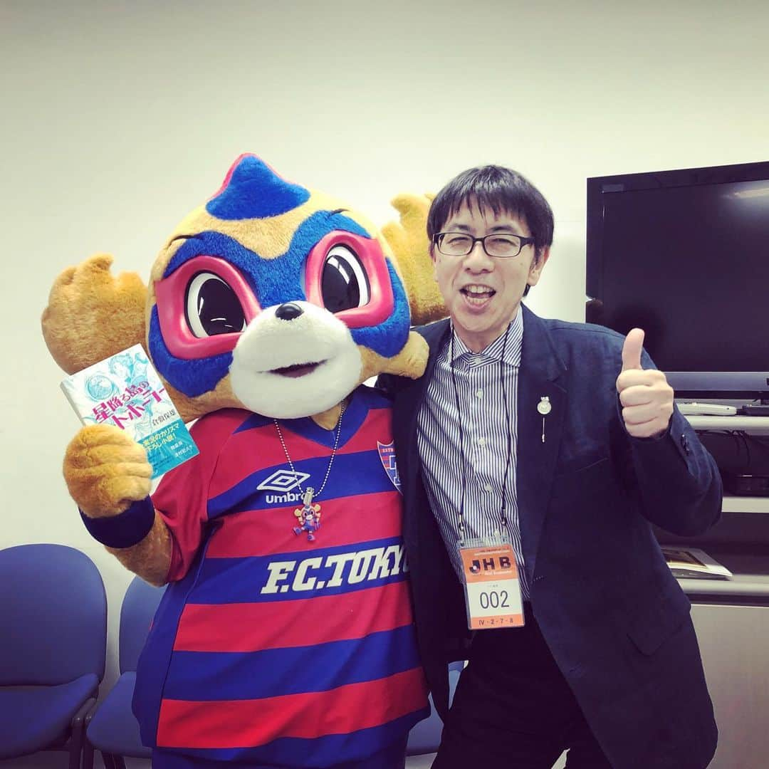 FC東京オフィシャルグッズさんのインスタグラム写真 - (FC東京オフィシャルグッズInstagram)「☺️ 感動の初対面🤝☺️ @fctokyoofficial  #東京ドロンパ #倉敷保雄 アナウンサー #写真をお願いしますと言ったら #撮っている間ずっと #東京ドロンパ愛を語ってくれた #クラッキー さん #いつも素敵な実況 #ありがとうございます #FC東京 #fctokyo  #tokyo」6月4日 18時03分 - fctokyoofficial