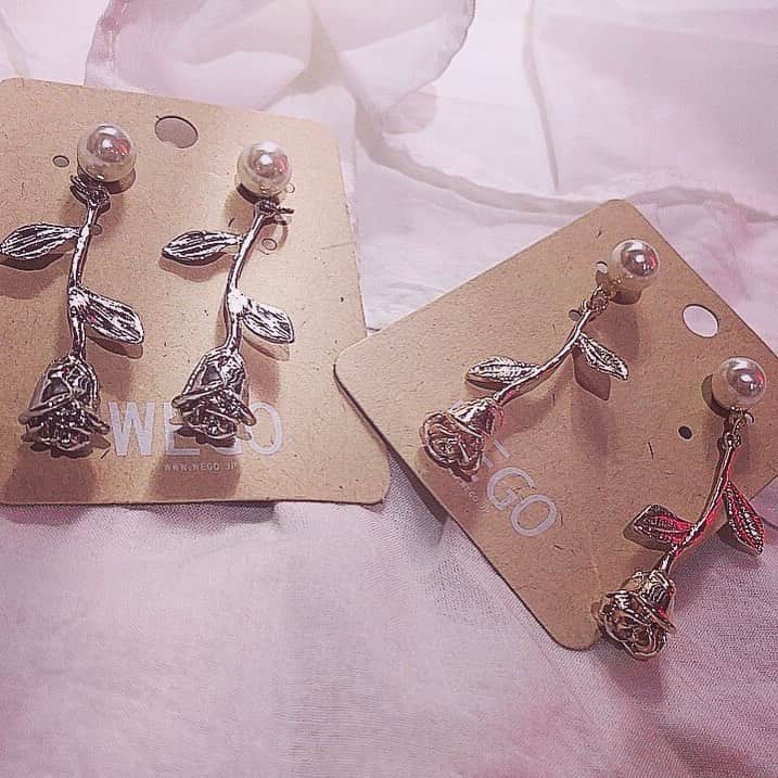 WEGO OFFICIAL GOODSのインスタグラム：「🌹new arrivals 🌹 . . パール付きローズピアス大人気です🦋 お値段は¥590+tax🌈 . . . #wego#wegogoods#accessory#instagood#instafashion#metal#heart#flower#ドライフラワー#harajuku#kawaii#プチプラ#プチプラアクセ#MERY#rili_tokyo#置き画くら部#おしゃれさんと繋がりたい#멋스타그램#패션#패션스타그램」