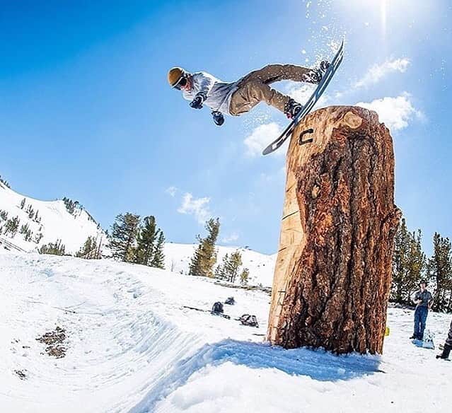 dragonalliancejapan （公式）さんのインスタグラム写真 - (dragonalliancejapan （公式）Instagram)「残雪に巨木を差して、青空と太陽の下、絶妙なバランス感覚を魅せる期待の新人 @keegan_hosefros くん💪🌞🤜 . . . . #ドラゴンゴーグル #ドラゴンサングラス #snowboarding #スノーボーディング #スノーボード」6月4日 18時05分 - dragon_japan