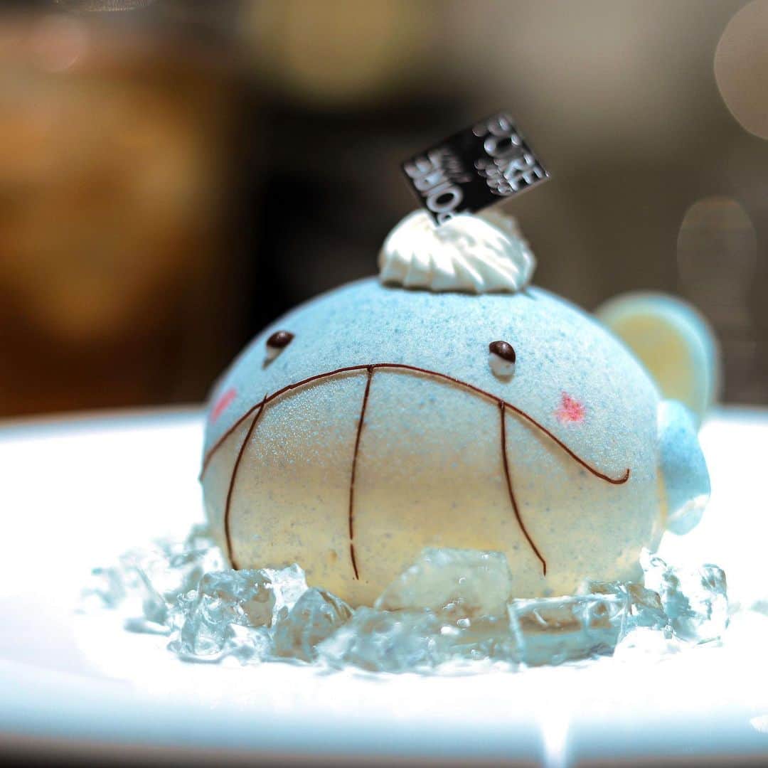 きょん。さんのインスタグラム写真 - (きょん。Instagram)「. .  POIRE  @poire.jp  波打ちながら 手元に泳いでやってきてくれた 想い出の名脇役 in summer "マリンくん"🐳 .  夏を映した 爽やかブルーと 太陽のように 晴れやかな 夏味マンゴー🥭  ただいま お腹の中を 遊泳中🐳  #poire#osaka#sweets」6月4日 18時05分 - kyon_tokiiro