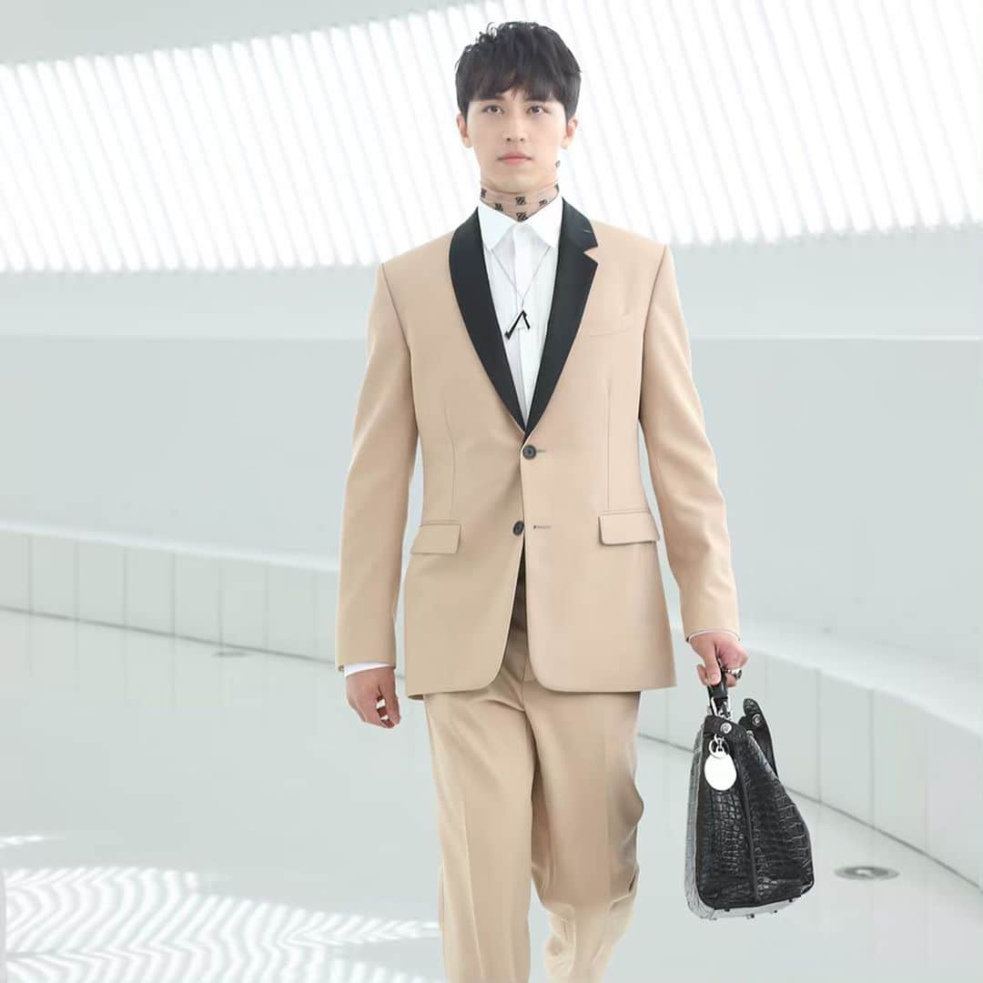LVMHさんのインスタグラム写真 - (LVMHInstagram)「“Roma in Shanghai” by @fendi On May 31st, 2019, Fendi celebrated the presentation of its Women’s and Men’s Fall/Winter 2019-2020 Collections designed by Creative Director @silviaventurinifendi in Shanghai, with an exclusive and memorable event taking place at the Powerlong Museum honoring Karl Lagerfeld’s legacy. On this occasion, Fendi brought the city of Roma in Shanghai, taking-over a dedicated area of the museum to recount and discover the Maison’s DNA and relationship with the Eternal City, celebrating its past, present and future. The Collections include additional never seen before looks created exclusively for the Shanghai Fashion Show, which featured a line-up of international models and celebrities, among which Chinese actor and singer @timmyxu and model @t1any1. _ #FendiShanghai2019 #FendiFW19」6月4日 18時15分 - lvmh