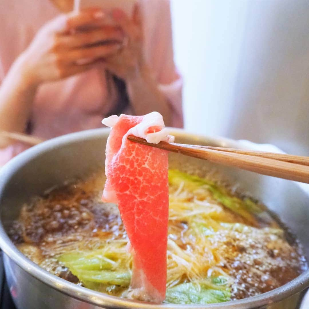 Kuboi Ayumiさんのインスタグラム写真 - (Kuboi AyumiInstagram)「お友達と一緒においしいしゃぶしゃぶを食べに「自由が丘LIMANI りまに」へ。  白を基調としたスタイリッシュな店内。 早めの時間に行ってみたのですが、次々とお客様が。 人気のお店なんですね。  はじめてだったので、お店の方におすすめをお聞きして、 お出汁でいただく「しゃぶしゃぶ」と 卵につけていただく「しゃぶすき」を贅沢にどちらも堪能してきました。  たっぷりの白ネギとシャキシャキレタスと一緒にいただきます。  もうどちらもおいしくて、一度食べたら本当にはまりますよ。 だしにくぐらせた黒豚は絶品！だしがガツンと口の中で広がります。 お好みで柚子胡椒を。  しゃぶすきはしゃぶしゃぶしたお肉に卵を絡ませていただくスタイル。  しゃぶしゃぶを堪能したあとにおすすめなのは、つけ麺です。 見た目はお蕎麦のようなのですが、全粒粉を練りこんだオリジナル麺。  食べてみるとつるっとのど越しがよく香りもよいのでクセになります。 スープにはのりがのっていて、お肉やメンマなど具だくさん。 満足感が高く、このつけ麺だけでも食べに行きたいくらい気に入りました。  最後は、もっちもちできなこがかかっている「ゴマ豆腐のプリン」でさっぱりと。  どのお料理もおしゃれで、器も素敵で楽しい時間を過ごすことができました。 自由が丘でお店を探している方、ぜひチェックしてみてくださいね。  #りまに #しゃぶしゃぶ  #肉スタグラム  #つけ麺 #LIMANI #自由が丘 #肉好きな人と繋がりたい #グルメな人と繋がりたい @limani_jiyugaoka」6月4日 18時14分 - himekagami