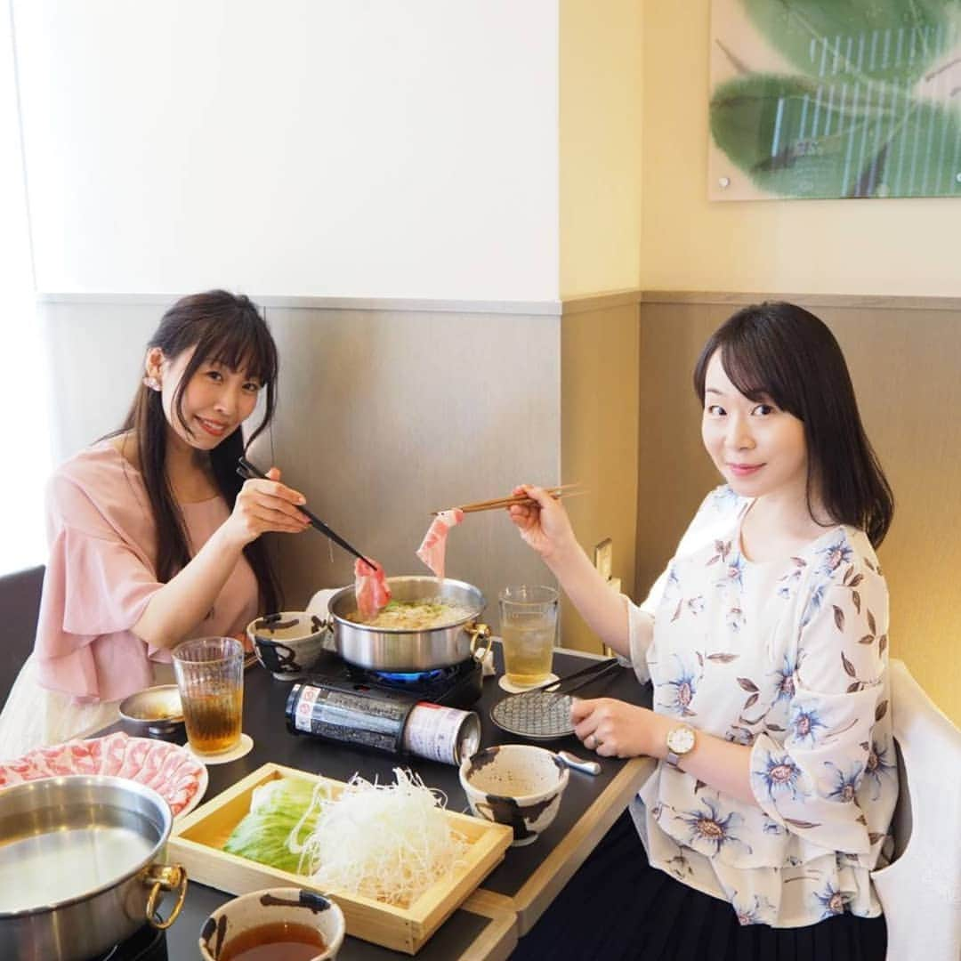 Kuboi Ayumiさんのインスタグラム写真 - (Kuboi AyumiInstagram)「お友達と一緒においしいしゃぶしゃぶを食べに「自由が丘LIMANI りまに」へ。  白を基調としたスタイリッシュな店内。 早めの時間に行ってみたのですが、次々とお客様が。 人気のお店なんですね。  はじめてだったので、お店の方におすすめをお聞きして、 お出汁でいただく「しゃぶしゃぶ」と 卵につけていただく「しゃぶすき」を贅沢にどちらも堪能してきました。  たっぷりの白ネギとシャキシャキレタスと一緒にいただきます。  もうどちらもおいしくて、一度食べたら本当にはまりますよ。 だしにくぐらせた黒豚は絶品！だしがガツンと口の中で広がります。 お好みで柚子胡椒を。  しゃぶすきはしゃぶしゃぶしたお肉に卵を絡ませていただくスタイル。  しゃぶしゃぶを堪能したあとにおすすめなのは、つけ麺です。 見た目はお蕎麦のようなのですが、全粒粉を練りこんだオリジナル麺。  食べてみるとつるっとのど越しがよく香りもよいのでクセになります。 スープにはのりがのっていて、お肉やメンマなど具だくさん。 満足感が高く、このつけ麺だけでも食べに行きたいくらい気に入りました。  最後は、もっちもちできなこがかかっている「ゴマ豆腐のプリン」でさっぱりと。  どのお料理もおしゃれで、器も素敵で楽しい時間を過ごすことができました。 自由が丘でお店を探している方、ぜひチェックしてみてくださいね。  #りまに #しゃぶしゃぶ  #肉スタグラム  #つけ麺 #LIMANI #自由が丘 #肉好きな人と繋がりたい #グルメな人と繋がりたい @limani_jiyugaoka」6月4日 18時14分 - himekagami