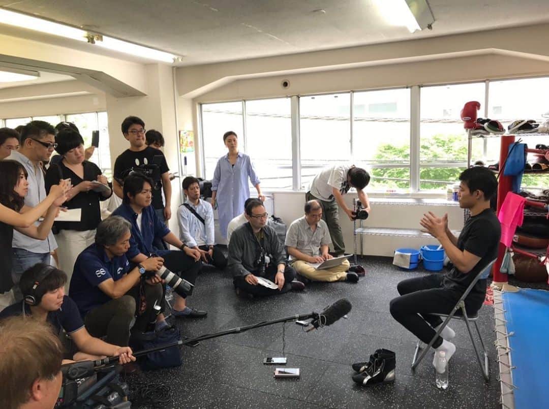 亀田興毅さんのインスタグラム写真 - (亀田興毅Instagram)「今日は6月22日那須川天心戦に向けての公開練習。多数のメディアの方々に取材に来ていただいたので是非おチェックを。それで会見でも話したが今回は減量ではなく、ボクシング人生初の増量をしてリングに上がるので現在肉体改造中。当日をお楽しみに。 #協栄ジム #ボクシング #公開練習 #那須川天心に勝ったら1000万円 #肉体改造 #亀田興毅 #カリスマ #仕上がってる #いききってる #多数のメディアの方々 #取材に来ていただいてありがとうございました」6月4日 18時07分 - kokikameda