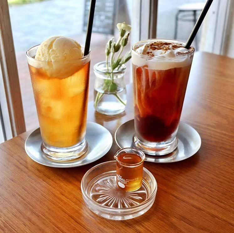 Beaustagrammerさんのインスタグラム写真 - (BeaustagrammerInstagram)「［#cafemiru_神奈川］﻿﻿ ——————————————————————﻿﻿ 自家製スイーツが食べられる山小屋カフェ﻿「Cafe Hütte」🍒﻿﻿ ﻿﻿ ☑︎チェリーのロールケーキ﻿﻿ ※土日限定﻿﻿ ☑︎珈琲ゼリーパフェ﻿﻿ ☑︎ウインナーコーヒー﻿﻿ ☑︎紅茶フロート﻿﻿ ﻿﻿ 辻堂にある可愛らしい雰囲気が魅力のカフェHütteさん💕﻿﻿ シンプルながらも可愛らしくチェリーがトッピングされたロールケーキは、ふわふわのスポンジに優しいクリームがたっぷり🤤✨🍒﻿﻿ 季節の果物と甘いケーキで身も心も癒されそうです☕️🌿﻿﻿ ※ロールケーキは毎日の提供ではないようですので、事前にお店にご確認くださ﻿﻿ い。﻿﻿ ﻿﻿ 🙋🏼‍♀️一緒に行きたい人をコメント欄にタグ付けして誘ってみてください🙋🏼‍♂️﻿﻿﻿ ﻿﻿ ﻿﻿ 📍Cafe Hütte﻿﻿ ⚪︎住所 / 神奈川県藤沢市辻堂6-3-10﻿﻿ ⚪︎営業時間 / 11:00‐19:00﻿﻿ ⚪︎定休日 / 火曜日﻿﻿ ⚪︎アクセス / 辻堂駅徒歩約12分﻿﻿ ﻿﻿ 【cafemiru_Kanagawa】﻿﻿ 📍Cafe Hütte﻿﻿ ◎Open Hours / 11:00‐19:00﻿﻿ Tuesday is closed.﻿﻿ ◎closest station / JR Line「Tsujido」﻿﻿ ﻿﻿ ☕️ @cafe_hutte﻿﻿ 📷 @mimi_cafe_﻿﻿ ——————————————————————﻿﻿ Cafemiruでは「#インスタ探検隊」or「#cafemiru」をタグ付けしているカフェ写﻿真から、運営スタッフが厳選してご紹介しています👀🔍﻿﻿」6月4日 18時10分 - cafemiru.jp