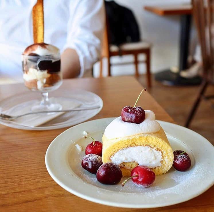 Beaustagrammerさんのインスタグラム写真 - (BeaustagrammerInstagram)「［#cafemiru_神奈川］﻿﻿ ——————————————————————﻿﻿ 自家製スイーツが食べられる山小屋カフェ﻿「Cafe Hütte」🍒﻿﻿ ﻿﻿ ☑︎チェリーのロールケーキ﻿﻿ ※土日限定﻿﻿ ☑︎珈琲ゼリーパフェ﻿﻿ ☑︎ウインナーコーヒー﻿﻿ ☑︎紅茶フロート﻿﻿ ﻿﻿ 辻堂にある可愛らしい雰囲気が魅力のカフェHütteさん💕﻿﻿ シンプルながらも可愛らしくチェリーがトッピングされたロールケーキは、ふわふわのスポンジに優しいクリームがたっぷり🤤✨🍒﻿﻿ 季節の果物と甘いケーキで身も心も癒されそうです☕️🌿﻿﻿ ※ロールケーキは毎日の提供ではないようですので、事前にお店にご確認くださ﻿﻿ い。﻿﻿ ﻿﻿ 🙋🏼‍♀️一緒に行きたい人をコメント欄にタグ付けして誘ってみてください🙋🏼‍♂️﻿﻿﻿ ﻿﻿ ﻿﻿ 📍Cafe Hütte﻿﻿ ⚪︎住所 / 神奈川県藤沢市辻堂6-3-10﻿﻿ ⚪︎営業時間 / 11:00‐19:00﻿﻿ ⚪︎定休日 / 火曜日﻿﻿ ⚪︎アクセス / 辻堂駅徒歩約12分﻿﻿ ﻿﻿ 【cafemiru_Kanagawa】﻿﻿ 📍Cafe Hütte﻿﻿ ◎Open Hours / 11:00‐19:00﻿﻿ Tuesday is closed.﻿﻿ ◎closest station / JR Line「Tsujido」﻿﻿ ﻿﻿ ☕️ @cafe_hutte﻿﻿ 📷 @mimi_cafe_﻿﻿ ——————————————————————﻿﻿ Cafemiruでは「#インスタ探検隊」or「#cafemiru」をタグ付けしているカフェ写﻿真から、運営スタッフが厳選してご紹介しています👀🔍﻿﻿」6月4日 18時10分 - cafemiru.jp