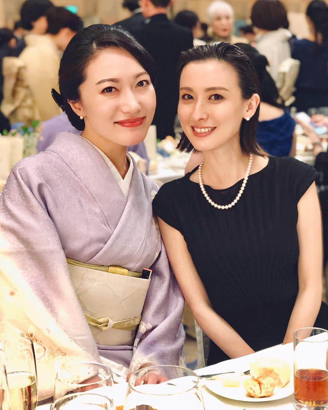 前田紀至子さんのインスタグラム写真 - (前田紀至子Instagram)「週末はとよあさちゃん（果たしてこの呼び名で良いのかしら…）の披露宴にお招き頂き京都へ。 それはもう華やかで素晴らしいお式でした。 気付けば大学時代からずっと仲良くしてくれているとよあさちゃん。 京都やタイ、ハワイ…色々な所で一緒に過ごしたけれど、いつだって完璧なとよあさちゃんとすっとぼけた私のコントラストにお腹を抱えて沢山笑ったことはこれまでもこれからもずっと大切な思い出です。 当たり前のように損得無しに、心から大事な存在だと思えるお友達がいてくれるって本当に有難いこと。 素敵なお友達と同じテーブルで、お隣の席も由起ちゃんで、嬉しかったな。 とよあさちゃん、どうもありがとう。末永くお幸せに🙏🏼✨☕️←ハーブティー」6月4日 18時11分 - ki45m
