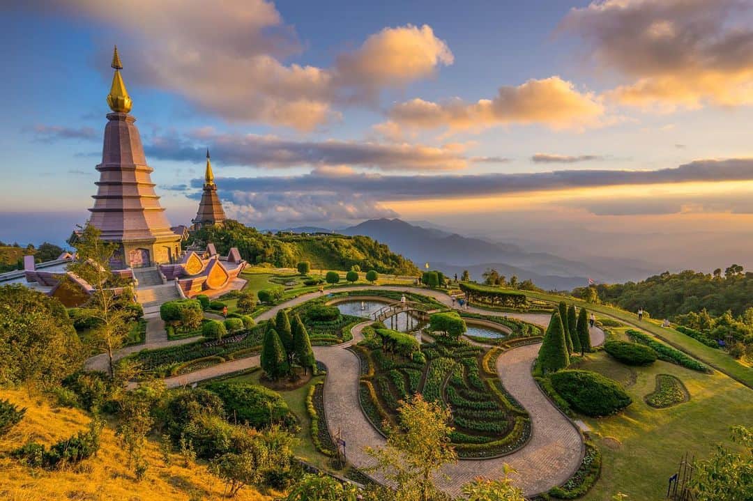 Booking.comのインスタグラム：「タイの人気都市チェンマイは山々に囲まれており、中でも南部郊外のドイ・インタノン山は標高2565m、タイ最高峰です。 頂上への主要道路には、前国王と全王妃のために建てられた2つの仏塔があり、頂上からはタイの雄大な景色や遠くに見える山脈を見ることができます。山周辺には有名な首長族など少数民族が暮らしています。  ビーチだけでない、山も魅力的なタイ。微笑みの国に癒されに行きませんか？  #タイ #山 #絶景」