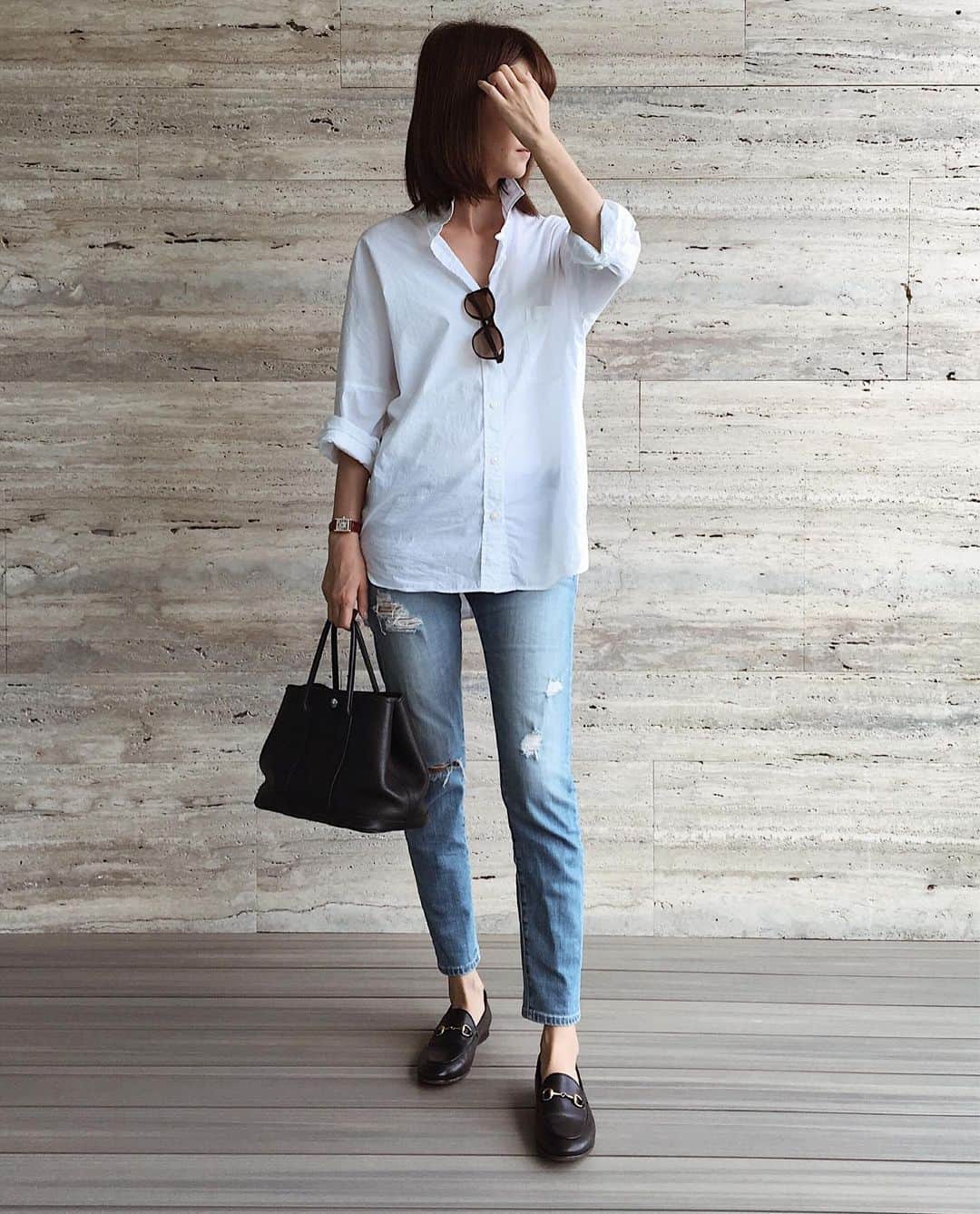 Shokoのインスタグラム：「＊Fashion＊ Styling Distressed - I ・ Doing a Part I〜III series on styling distressed denim. ・ I love distressed denim but some are a little too much ripped and the style becomes too young for my age. I like it when the rip comes in slightly a conservative tone. ・ One of the styles I love to pair with distressed denim is putting classic and basic items together. Like a classic white shirt,  dressing them down with ripped denim. One of my favorite uniform combos. ・ ベーシックな組み合わせ。シンプルでクラシックな白シャツをダメージデニムと合わせるといい抜け感が。カジュアルにドレスダウンできるこのスタイルがお気に入り。」