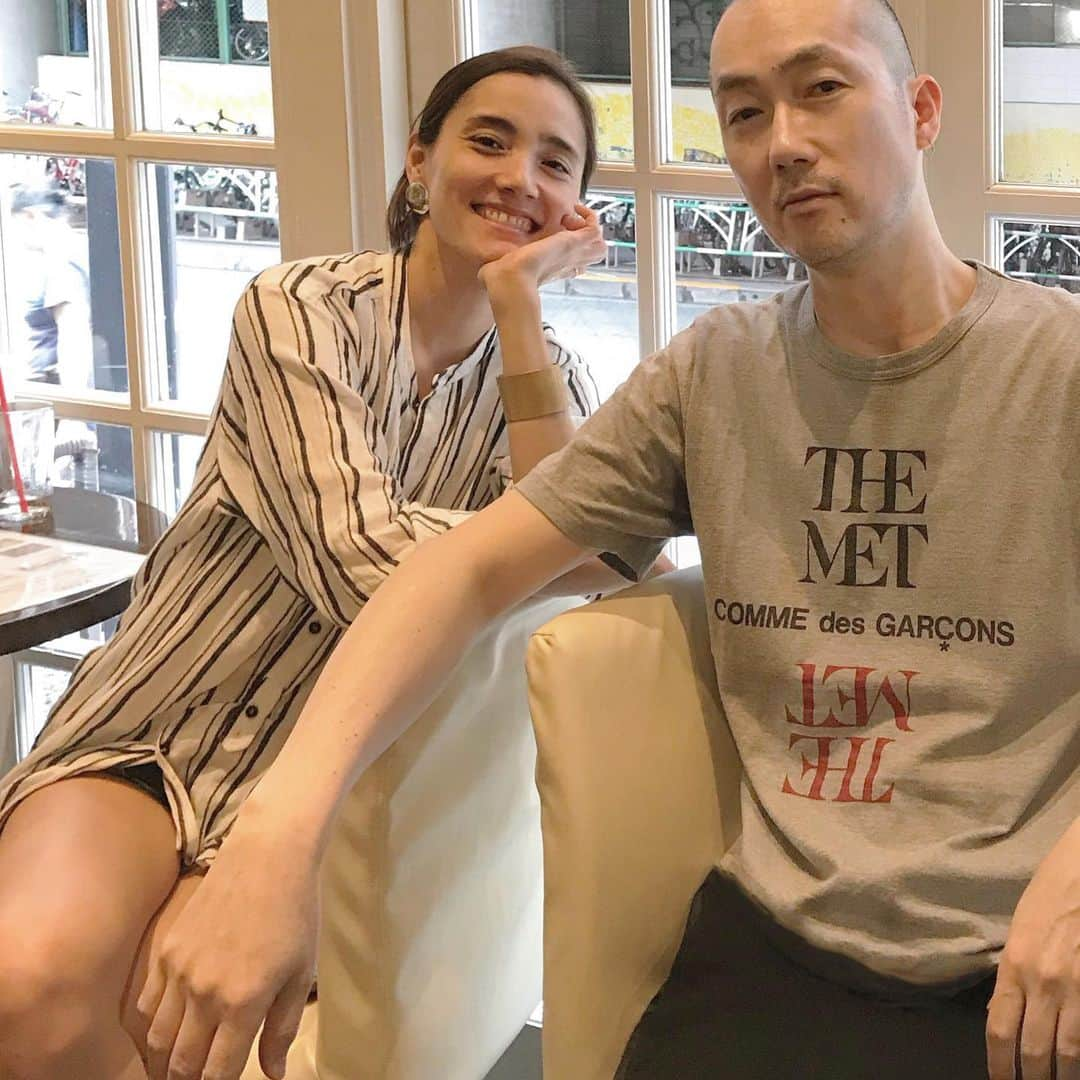 エドツワキさんのインスタグラム写真 - (エドツワキInstagram)「バッタリ。紗英が乳飲み子だった長女を連れて打ち合わせに来たとき、その子をソファーに寝かせててちょっと目を離した刹那、ウチのトイプーがまたがって腰を振っていた。その娘が今や17歳か。あん時はシャギーをひっぺがしながら大笑いした😂」6月4日 18時17分 - ed_tsuwaki