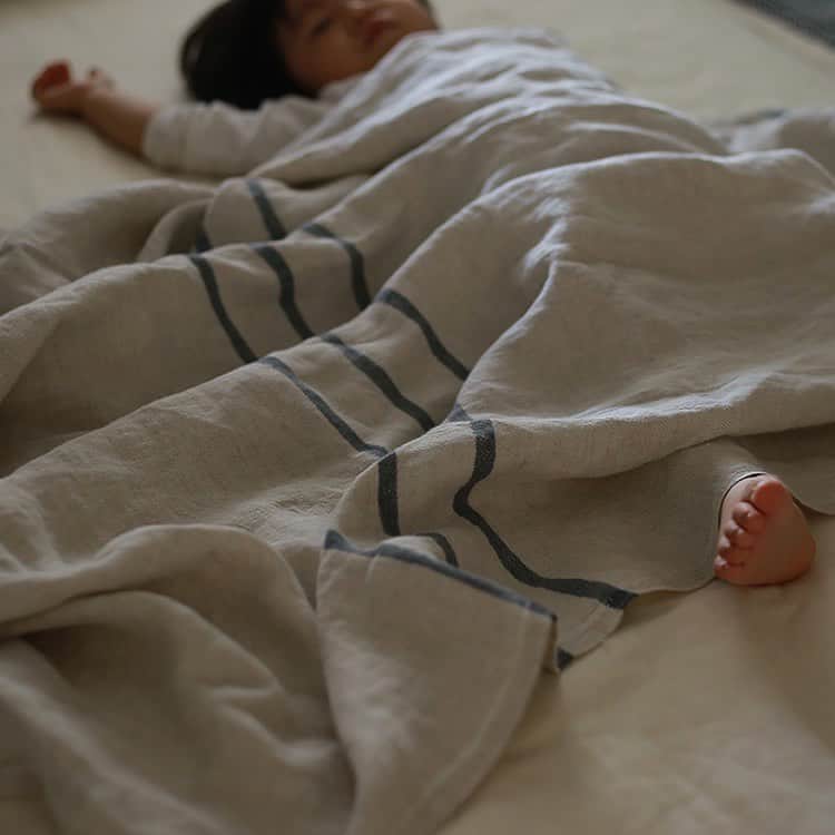 Re:CENO（リセノ）さんのインスタグラム写真 - (Re:CENO（リセノ）Instagram)「・ いま一番欲しいアイテムがこれ。 最高に気持ちがいいリネンブランケット。 ・ ようやく羽毛布団をしまって、 ブランケットで寝てみたものの 少し厚手なのか、寝苦しいようで 目覚めるとベッドの下に落ちている。 ・ 朝はまだ肌寒く、体が冷える といった具合に 体調管理がうまくいかない曖昧な季節。 ・ そこで、リネンブランケット。 肌にまとわりつかない、サラリとした気持ちよさで 寝転んだときのあの気持ちよさは言葉にならない。 敷いてもかぶっても良し。 ・ これがまた洗濯するたびに肌なじみが良く、 どんどん気持ちよさを増す。 ・ 吸収性と速乾性が高いので、 たくさん寝汗をかいても清々しい。 ・ もちろん洗濯してもすぐに乾くので、 毎日ガシガシ洗って衛生面も良し。 ・ 撥水性に優れ、汚れがつきにくいから テーブルクロスやソファースプレッドとしても使える。 ・ 何にでも使えるから、もう一枚ほしい。 プレゼントにも良いかも。 ・ ・ #リセノ #receno #インテリア #インテリアコーディネート #ナチュラルコーディネート #interior #interiorstyling #furniture #ブランケット #blanket  #シーツ #寝具 #夏 #ナチュラルヴィンテージ  #家具 #暮らし #暮らしを楽しむ#リネン#出産祝い#usva#lapuankankurit #北欧」6月4日 18時19分 - receno.interior
