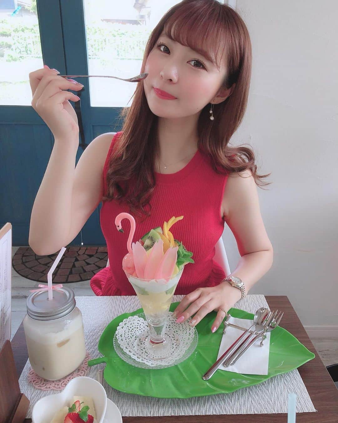 清里千聖さんのインスタグラム写真 - (清里千聖Instagram)「. お店の外観も内装もかわいい🥰💕. 季節ごとのパフェまた絶対食べに行きたい💕. 誘ってください🥺💕笑. #macohahatomitidesigncakes #愛知 #カフェ #岡崎 #本宿 #japan #japanesegirl #cafe #카페 #카페스타그램 #맛스타그램 #strowberry #Flamingo #パフェ #zipfm #名鉄 #cityconnection #오오티디 #rirandture #얼스타그램 #おしり #美尻 #トレーニング #頑張ります」6月4日 18時20分 - chiseikiyosato