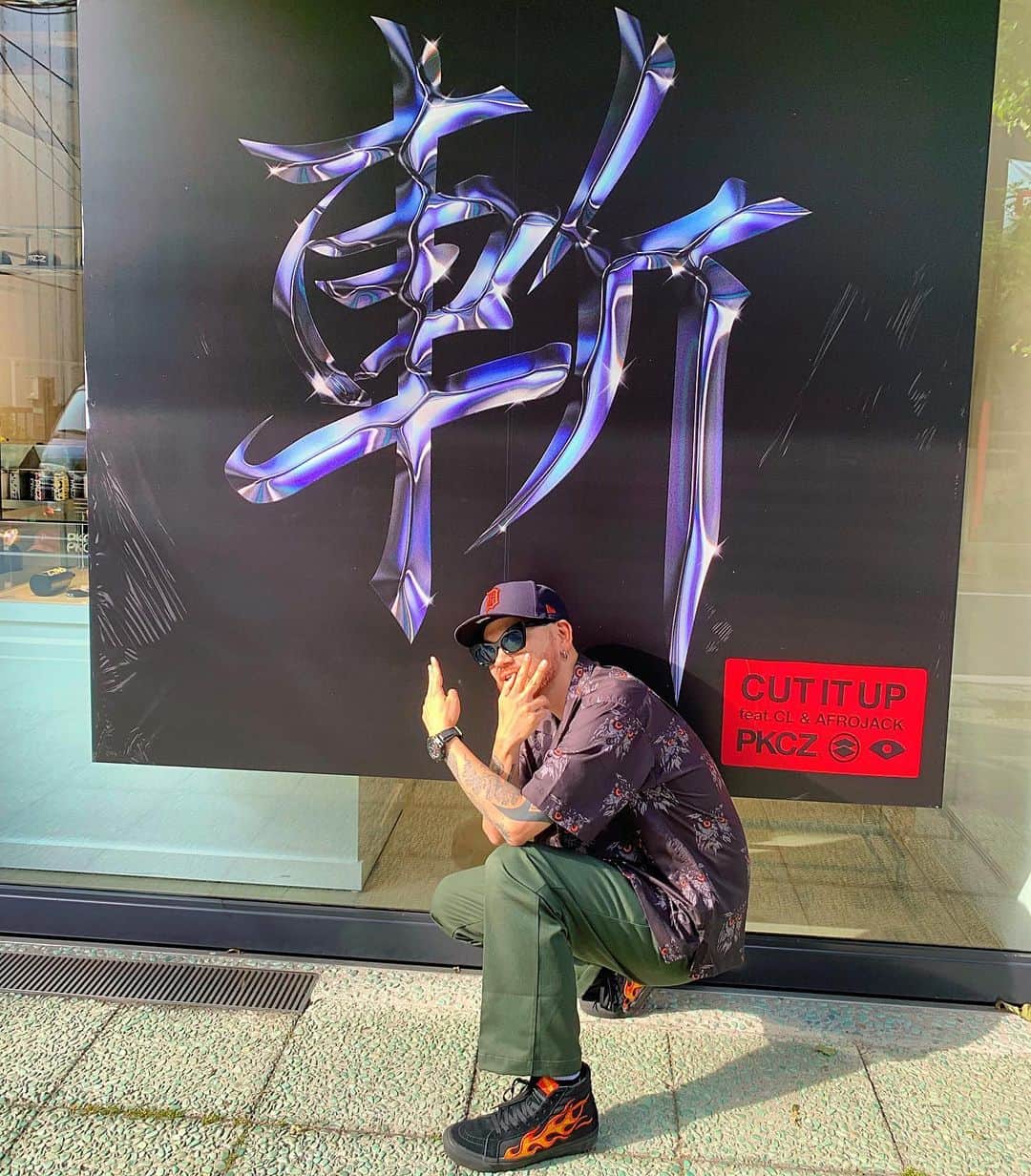 DJ DARUMAのインスタグラム：「⚔️斬⚔️ 各国のチャート急上昇中だぜ📈 MVは @88rising からDrop今夜🗡🗡🗡 🌐PKCZ®︎/CUT IT UP feat.CL & AFROJACK🌐」