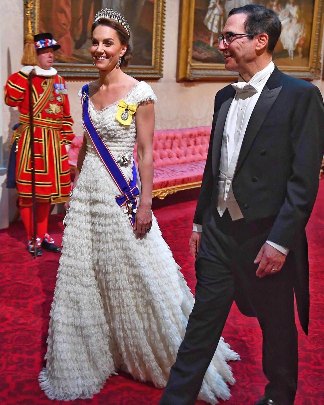 British Vogueさんのインスタグラム写真 - (British VogueInstagram)「The #DuchessofCambridge was one of 16 members of the #royalfamily to attend the state banquet in honour of President Trump last night at #BuckinghamPalace. #KateMiddleton opted for an unabashedly elegant gown, choosing one of her British design favourites, Sarah Burton for @AlexanderMcQueen. Click the link in bio for more on the event and what the other guests wore for the occasion.」6月4日 18時24分 - britishvogue
