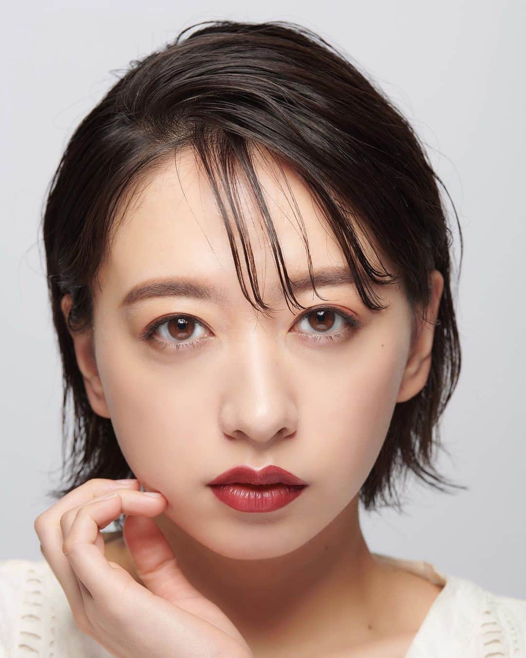 井元麻帆さんのインスタグラム写真 - (井元麻帆Instagram)「new me📸 髪がのびてきたので、 事務所のホームページの写真なども ちょこちょこと変わって気分一新。 母に送ったら ぜんぶ悪い顔してるね と言われました。 なにも企んでないです🥀」6月4日 18時33分 - maho_imoto