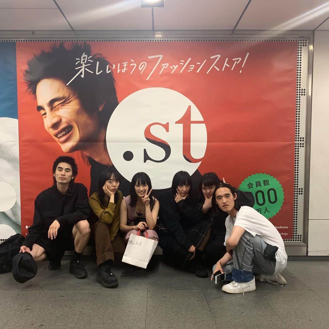 ハンナ・チャンのインスタグラム：「🖤」