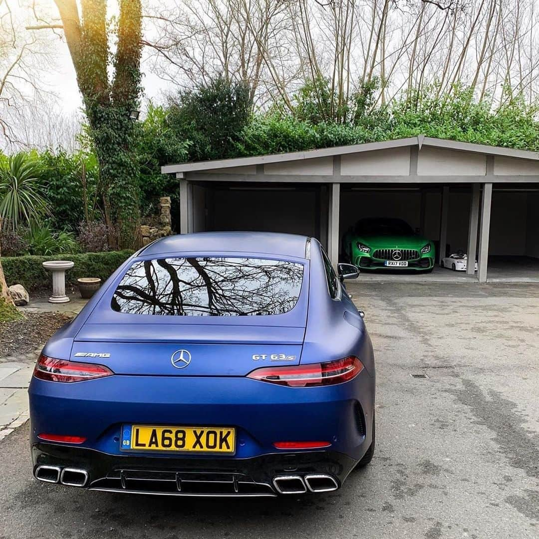 メルセデス・ベンツさんのインスタグラム写真 - (メルセデス・ベンツInstagram)「One for you. One for me. 🔥 Photo by @rokenr. __________ [Mercedes-AMG GT 63 S 4MATIC+ 4-Türer Coupé | Kraftstoffverbrauch kombiniert: 11,3 l/100 km | CO₂ -Emissionen kombiniert: 257 g/km | mb4.me/nefz/] . [Mercedes-AMG GT R | Kraftstoffverbrauch kombiniert: 12,4 l/100 km | CO₂-Emissionen kombiniert: 284 g/km | mb4.me/nefz] . #MercedesBenz #MercedesAMG #🌟 #AMG #AMGGT63S #AMGGTR #DrivingPerformance #mbfanphoto #designobrilliantbluemagno #leftorright #automotivedesign #mbcar」6月4日 18時30分 - mercedesbenz