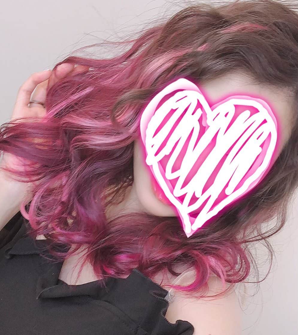 えっちゃんさんのインスタグラム写真 - (えっちゃんInstagram)「先日髪色をP'sで @shiny629 竹内さんにピンクのグラデーションカラーにしていただいたので、そこにピンクのメッシュ2色つけたよ(*^^*) 明るめピンクヘアー！ #夏カラー！ これで @okumura.yusuke ゆうすけさんとコラボ撮影してきた！メイクお楽しみに！ ⁠  #ニューヘアカラー #ぴんくへあ #ピンクヘアー #グラデーションカラー #グラデーションカラーピンク #エクステ #ぴんくへあー #エクステメッシュ #メッシュ #グラデーションカラー」6月4日 18時42分 - ecchan_bom2