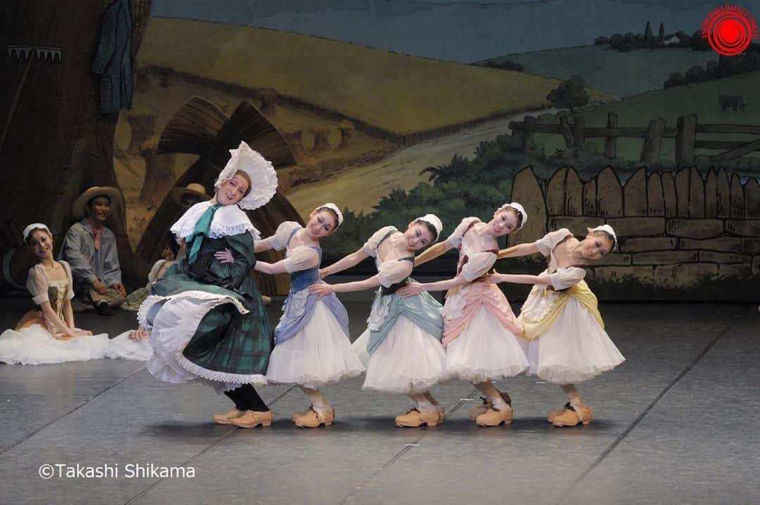 牧阿佐美バレヱ団さんのインスタグラム写真 - (牧阿佐美バレヱ団Instagram)「「#リーズの結婚 ～ラ・フィーユ・マル・ガルデ～」で盛り上がる！といえばこの木靴の踊り♪ リーズの母親シモーヌと、リーズの友だちが踊ります。 ところで、この木靴。女性ダンサーは#トウシューズ の上からはくでしょうか？それともトウシューズなし、どちらだと思いますか？ 🌷 🌷 🌷 正解は、トウシューズの上から木靴を履いています。 木靴を鳴らしながら軽やかに踊るのはとても難しい！盛り上がるシーンですので、ぜひ応援してくださいね！ 💐 シモーヌ役は、 #保坂アントン慶 💐 リーズの友人たちは、 #日髙有梨 #茂田絵美子 #織山万梨子 #米澤真弓 #佐藤かんな #三宅里奈 #阿部裕恵 #高橋万由梨 💐 が両日登場します。 ※やむを得ない事情により出演者が変更になる場合がございます。 🐔 #トリビア 🐔 ■公演日：6/8(土)15：00開始　6/9(日)14：30開始　※上演時間約2時間（休憩含む） ■会場：文京シビックホール 大ホール ■オフィシャルチケット：http://r-t.jp/ambt06  #牧阿佐美バレヱ団 #AsamiMakiBallet #牧阿佐美バレエ団 #ballet #balletdancer #バレエ #クラシックバレエ #バレエ公演 #ラフィーユマルガルデ #lafillemalgardee #リーズのバリエーション #文京シビックホール」6月4日 18時34分 - asamimakiballettokyo