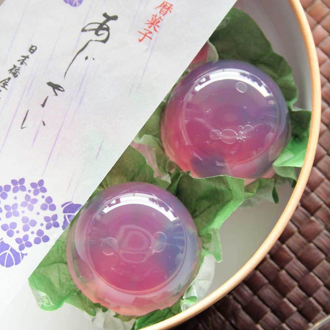 婦人画報のおかいものさんのインスタグラム写真 - (婦人画報のおかいものInstagram)「【紫陽花のお菓子☂️】日本橋屋長兵衛 暦菓子 あじさい . 蒸し暑い季節に、涼やかな風を運んできてくれる日本橋屋長兵衛の涼菓子。雨模様の中にぱっと明るく咲き誇るあじさいをみごとに表現したぶどう風味のゼリー🍇は、木桶を模したパッケージもおしゃれで、ギフトにおすすめです💁🏻‍♀️ . 画像をタップすると商品詳細をご覧いただけます。 . #婦人画報 #婦人画報のお取り寄せ #手土産 #お取り寄せスイーツ #日本橋屋長兵衛 #あじさいゼリー」6月4日 18時35分 - fujingahoshop