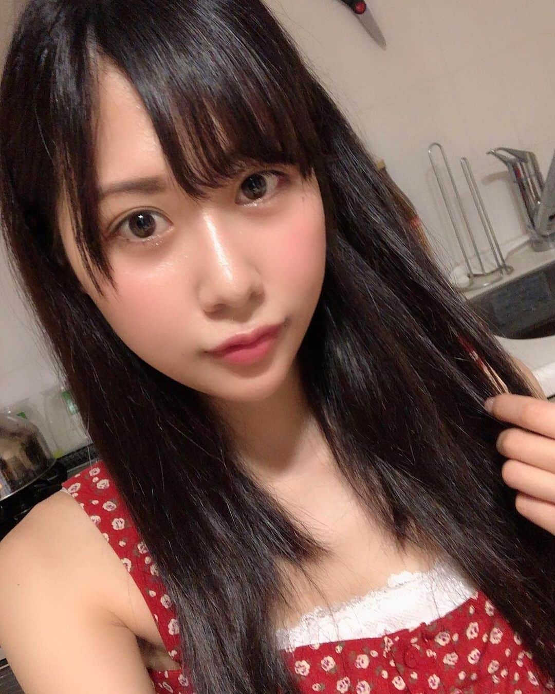 上原ありさのインスタグラム：「とにかく暑い🥵 . お仕事終わって歩いたら顔てかてかになっててびっくりしたと共に健康を感じた🥺✨ . . でも一番夏が好き〜🥰 . . #後ろに二階堂あった#暑い#汗#健康的#デトックス#新陳代謝」