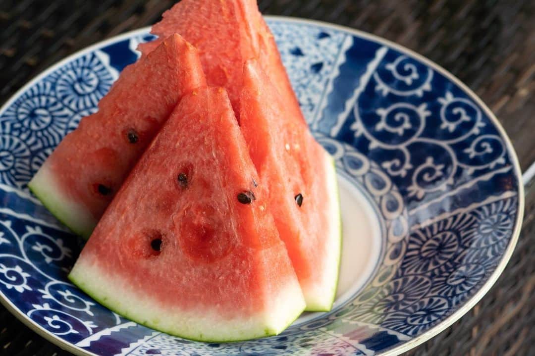 山人さんのインスタグラム写真 - (山人Instagram)「甘い甘いスイカをいただきました。もう夏です。お休みのご予定はいかがでしょうか？  It’s a sweet sweet water melon. We enjoy early summer. Do you plan something fun for this coming summer. ・  #スイカ #美味しい #夏休み #みずみずしい #フルーツ #healthyfood #healthysnacks #yamado #山人 #fruits #watermelon #ピクニック #遠足 #美味しい空気 #specialty #夏の思い出 #summer #夏の予感 #西和賀町 #無農薬 #オーガニック #organic #岩手 #東北 #夏の東北 #夏休み旅行」6月4日 18時49分 - yamado.official