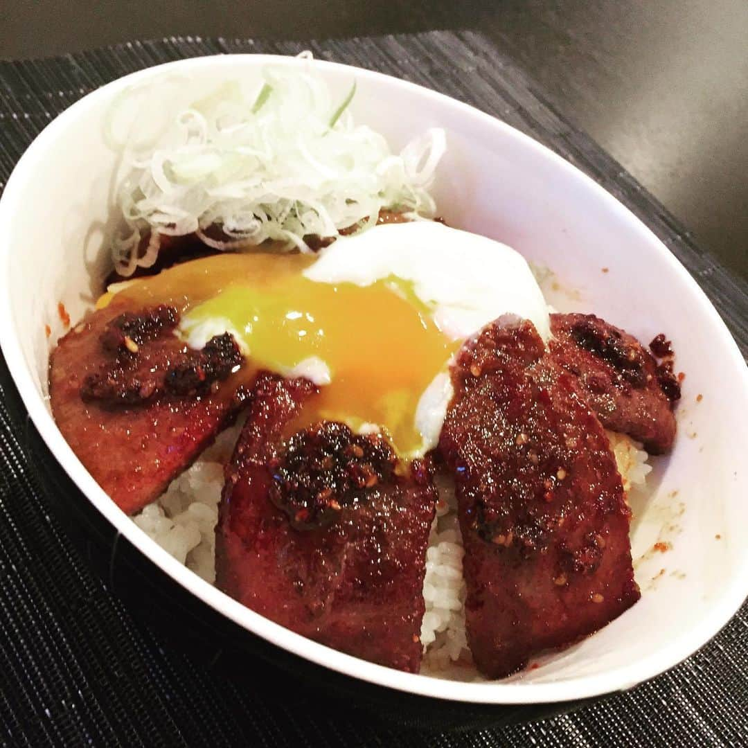 上重聡さんのインスタグラム写真 - (上重聡Instagram)「サトシご飯🍚 今日は焼肉丼🥩」6月4日 18時42分 - satoshi18kamishige