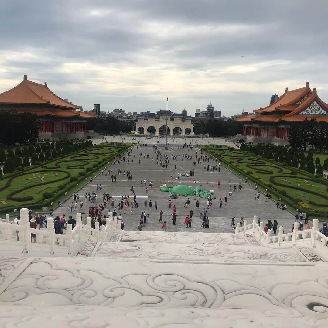 美沙さんのインスタグラム写真 - (美沙Instagram)「2019.05.31〜06.04 毎年恒例の台湾に家族旅行✈️ . なんせずっと家族といるもんでスッピンに裸眼眼鏡なんで写真が素晴らしいほどない🙅‍♀️ . 高尾でライオンズクラブの式典 台北移動して観光 . 嫌々行った久々の長旅だったけど観光しまくって感動したし勉強になったなー。 No. 1は交代式？ってやつ。 . そしてママ誕生日おめでとう🎂✨ いつもありがとう😊❤️ ママがいないと生きていけないよ . #台湾 #台北 #高尾 #travel #✈️ #家族旅行 #旅行 #ママ誕生日 #birthday #すっぴん #裸眼 #眼鏡 #ノンアル 生活 #実は1日だけ抜け出して飲んだ🙊 #台湾のお酒無理ーーー」6月4日 18時43分 - misa0623r