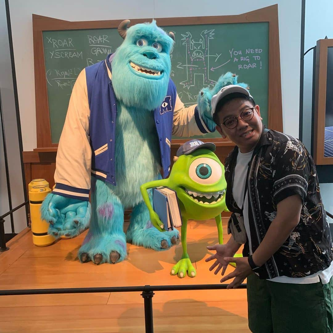 昴生さんのインスタグラム写真 - (昴生Instagram)「六本木！！ #仕事が早く終わったので #pixarのひみつ展  #行ってきました！ #PIXAR好き #ディズニー好きには #たまらん展示会！ #大人も子どもも #楽しめる！ #隣で見てた子どもが #僕もう5回目って言うてた！ #バズ #サリー #マイク #ウォーリー #ドリー #とも写真が撮れる！ #テンション上がったー！ #ただ #この展示場が #54階にある！ #高すぎる！ #めっちゃ高いのに #エレベーター10秒くらいで着いた！ #早すぎる！ #さすが東京！ #さすが六本木！ #さすがPIXARやで！」6月4日 18時45分 - mikikousei