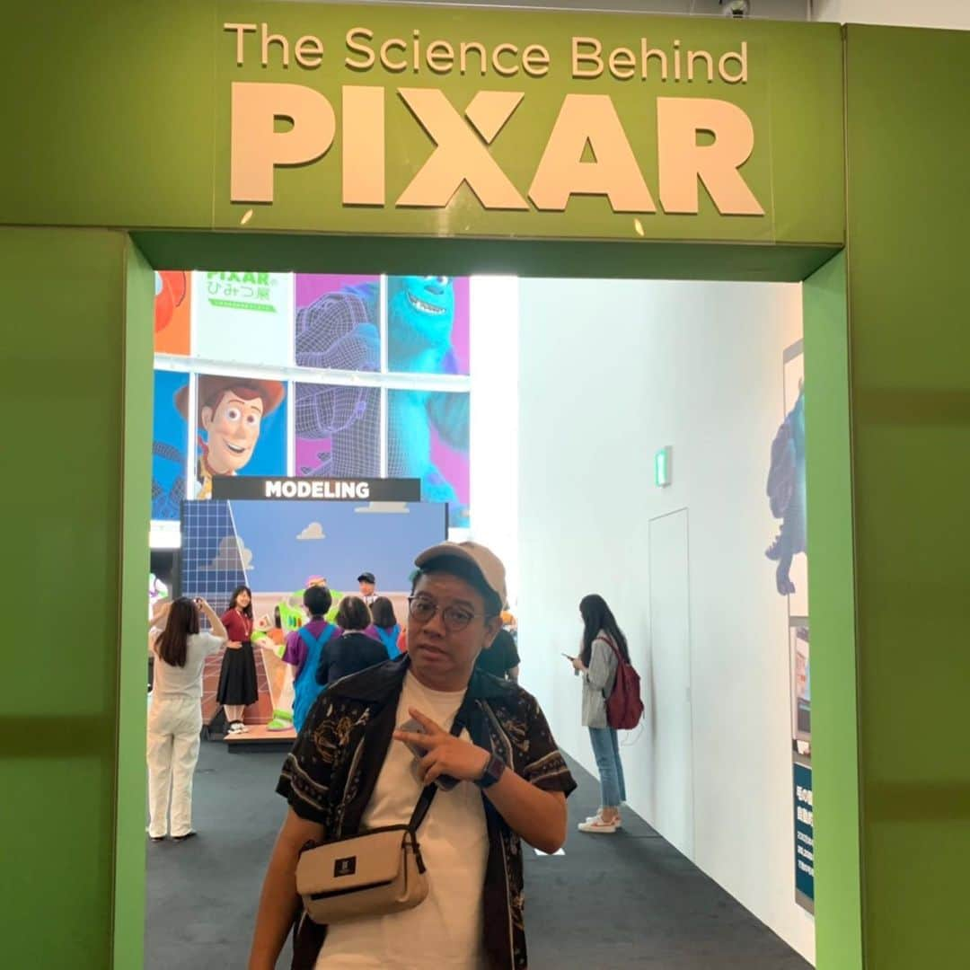 昴生さんのインスタグラム写真 - (昴生Instagram)「六本木！！ #仕事が早く終わったので #pixarのひみつ展  #行ってきました！ #PIXAR好き #ディズニー好きには #たまらん展示会！ #大人も子どもも #楽しめる！ #隣で見てた子どもが #僕もう5回目って言うてた！ #バズ #サリー #マイク #ウォーリー #ドリー #とも写真が撮れる！ #テンション上がったー！ #ただ #この展示場が #54階にある！ #高すぎる！ #めっちゃ高いのに #エレベーター10秒くらいで着いた！ #早すぎる！ #さすが東京！ #さすが六本木！ #さすがPIXARやで！」6月4日 18時45分 - mikikousei