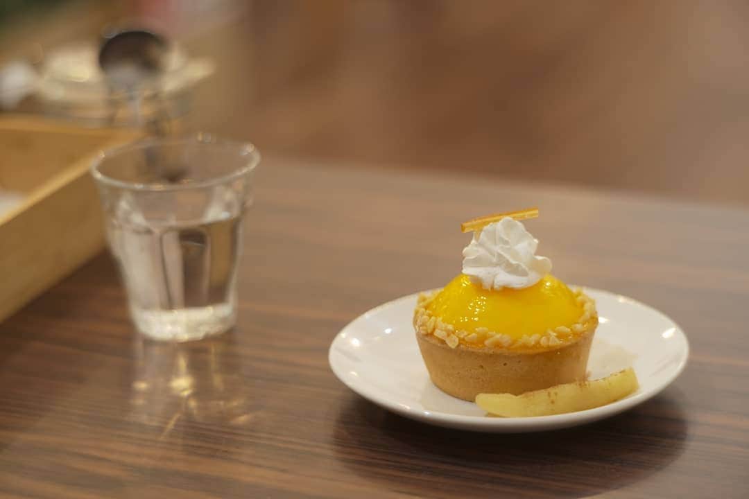 花澄さんのインスタグラム写真 - (花澄Instagram)「コレを買って最初に思ったことは りんごは人に見せるために ついてるんだなってこと。(笑) りんごを見ながら開こうとしたら逆向きだった・・ わたしが見るためじゃないのね。 なかなか慣れない。 いつものカフェで写真の整理をしてる。 これがしたかったんだ！ いつもひと所にいなくちゃ作業できないのが 腰痛くてしんどかったんだ。 外でも仕事できる！  フォーと迷って新しく出た シチリアのレモンタルト頼んじゃった♪＾＾ #leica#leicam10p#summarit#summarit50#summarit50mm#oldlens#ライカ#ライカm10p#ズマリット#ズマリット50mm#オールドレンズ#tokyo#japan#oldlens_tokyo #喫茶タビビトの木#レモンタルト#カフェ」6月4日 18時47分 - textisan