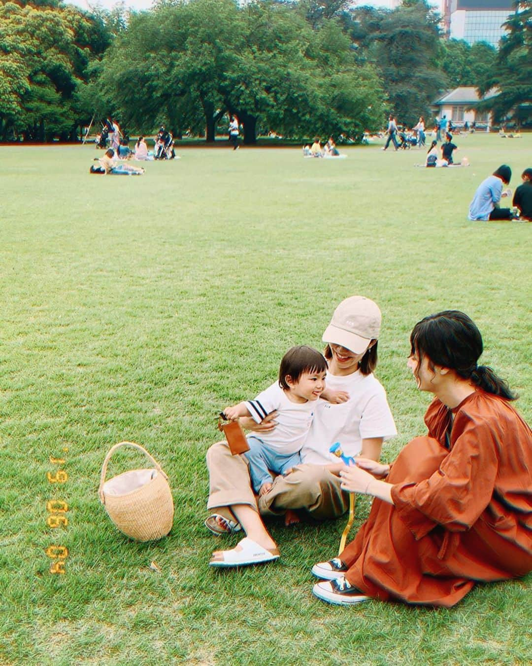 猪鼻ちひろさんのインスタグラム写真 - (猪鼻ちひろInstagram)「day off🌳﻿ 昔から家族でピクニックやキャンプして育ったからか、﻿ 外で遊ぶのもピクニックも大好き☺️ そして甥っ子と風遊びが大ブームです(ただ風を作るだけ←)﻿ 無料で沢山遊べたね❣️﻿ ﻿ お洋服はとにかく動き回れる格好で。﻿ このTシャツ、本っっっ当に最高♡﻿ INしなくていい丈。幅もよし。いい生地。 ちゃんと縫い付けの刺繍。 全てにおいて◎こだわり抜くと着るたび嬉しい。  Tshirt… @from_chiro ﻿(もうすぐ！) ﻿pants… @milkfedjp  sandal... @birkenstock  bag... @controlfreak_official  accessories... @from_chiro  さおりん、いっぱい遊んでくれてありがとう😊﻿ #ちひろのお洋服 #パンツは裾上げまだしてない、、笑﻿ #メロオバ日記 #甥っ子 #天使 ﻿ #最後の写真シュールすぎる #おいでおいでおばさん」6月4日 18時47分 - inohanachihiro