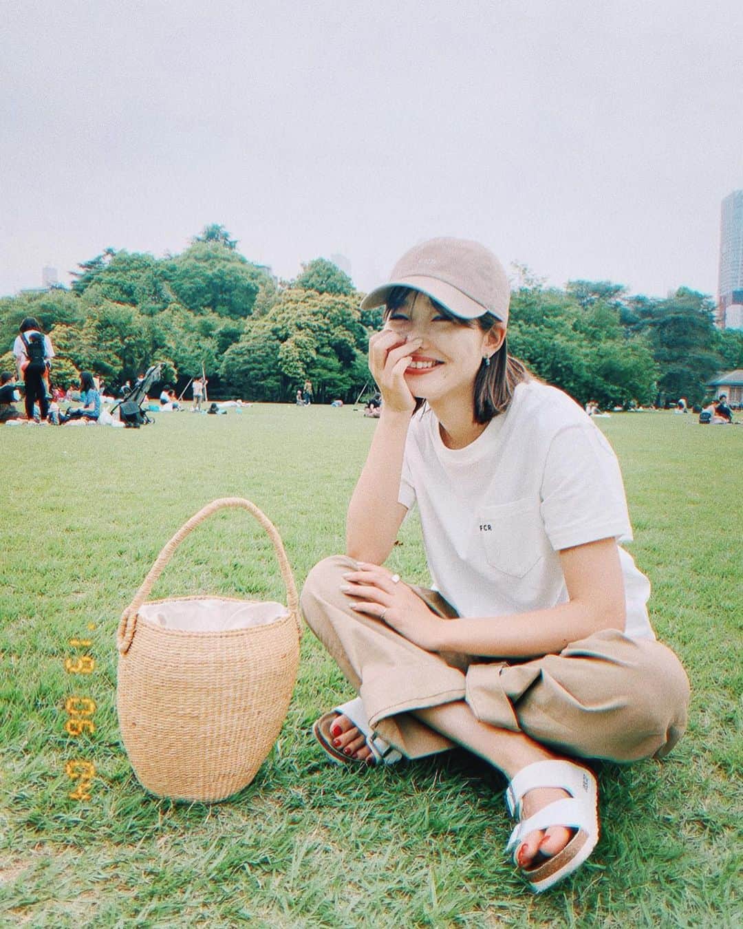のインスタグラム：「day off🌳﻿ 昔から家族でピクニックやキャンプして育ったからか、﻿ 外で遊ぶのもピクニックも大好き☺️ そして甥っ子と風遊びが大ブームです(ただ風を作るだけ←)﻿ 無料で沢山遊べたね❣️﻿ ﻿ お洋服はとにかく動き回れる格好で。﻿ このTシャツ、本っっっ当に最高♡﻿ INしなくていい丈。幅もよし。いい生地。 ちゃんと縫い付けの刺繍。 全てにおいて◎こだわり抜くと着るたび嬉しい。  Tshirt… @from_chiro ﻿(もうすぐ！) ﻿pants… @milkfedjp  sandal... @birkenstock  bag... @controlfreak_official  accessories... @from_chiro  さおりん、いっぱい遊んでくれてありがとう😊﻿ #ちひろのお洋服 #パンツは裾上げまだしてない、、笑﻿ #メロオバ日記 #甥っ子 #天使 ﻿ #最後の写真シュールすぎる #おいでおいでおばさん」