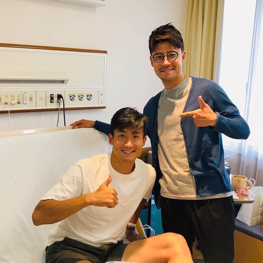都倉賢のインスタグラム：「先日はわざわざ岡山からスーパースターがお見舞いに来てくれました！  ゆーすけとは小学校から知っているので知り合ってからの時間で言ったら現役選手の中でダントツに長いです。  当時小学生だった2人からしたらまさか俺たちがＪリーガーになっているなんて絶対に思わないだろうなー！  紆余曲折してお互いここまで来ました！  まだまだこれからでしょ、俺たち！！！ 完治したらワイン飲もうねー🍷  #返り咲きカウントダウン」