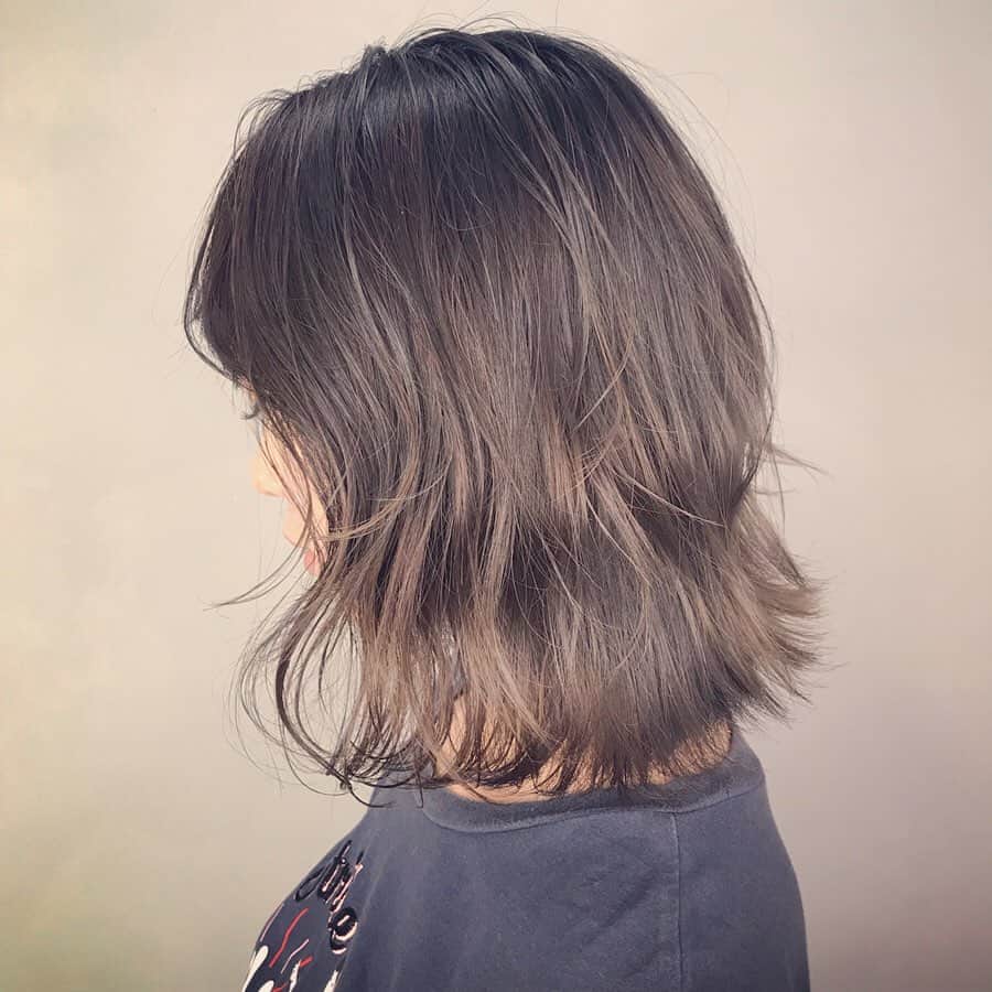 のインスタグラム：「髪色変わったよ！#ハイライトグラデーション ！✂︎ALBUM新宿 夏場は前髪あるとしんどいので伸ばします！秋まで切りません！w ・ ・ そして昨日のZeppDiverCityでのライブは楽しかったです😆Zeppの皆さんありがとうございました❣️ 気分はFNS歌謡祭w(←来てた人意味わかるかもw) 天井高いホールはやっぱ最高だー❣️ ・ ・ ・ #ムラシャン #髪色 #髪色チェンジ #miaka」