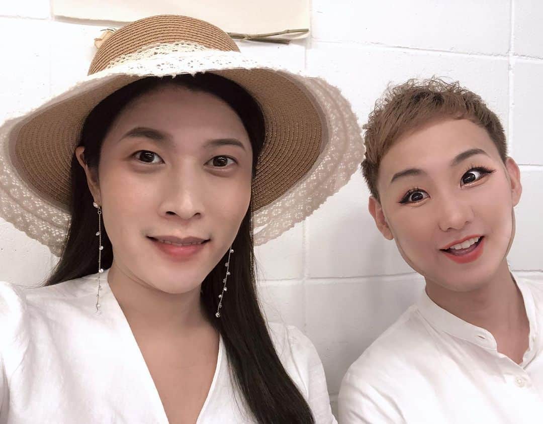 YoonCharmiさんのインスタグラム写真 - (YoonCharmiInstagram)「이열~~오빵빵 인생짤 건졌는데~~😉❣️ 왼쪽이 오빵빵...아니 오른쪽이 오빵빵?????😂😂😂 어플로 서로 얼굴을 바꿔봤어요ㅋㅋㅋ🙊❣️ 아니 근데 #이렇게예뻐도되는거냐며 #나보다예쁜것같... #스노우 #커플스타그램」6月4日 18時59分 - yooncharmi