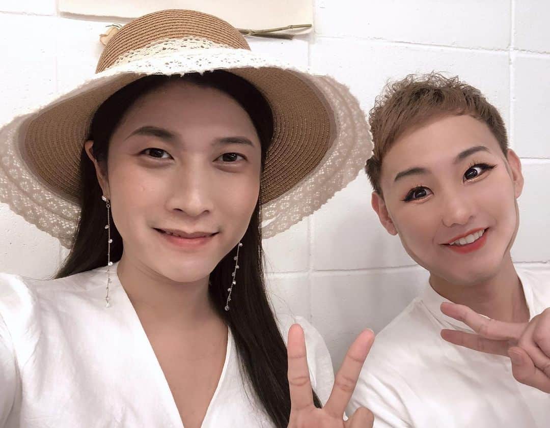 YoonCharmiさんのインスタグラム写真 - (YoonCharmiInstagram)「이열~~오빵빵 인생짤 건졌는데~~😉❣️ 왼쪽이 오빵빵...아니 오른쪽이 오빵빵?????😂😂😂 어플로 서로 얼굴을 바꿔봤어요ㅋㅋㅋ🙊❣️ 아니 근데 #이렇게예뻐도되는거냐며 #나보다예쁜것같... #스노우 #커플스타그램」6月4日 18時59分 - yooncharmi