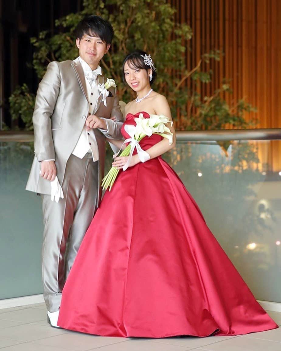 楽婚【公式】Instagramさんのインスタグラム写真 - (楽婚【公式】InstagramInstagram)「@rakukon をフォローして 『#楽婚』をつけて、 お写真の投稿大歓迎♡ 公式IGでリグラムされるかも！？ . ♥楽婚の先輩カップル  Yuma & Mari  会場：#東京ベイ舞浜ホテル >http://bit.ly/2HzHMT6 . シンプルな赤いドレスが とってもお似合いの花嫁さま♡ 開放感のあるチャペルフォトと ガラッと雰囲気を変えて... しっとりとした大人フォトも 撮影されました..♩* .  Webでご予約はTOPのURLより♡ ⇒@rakukon . #楽婚 #rakukon #ベストブライダル  #wedding #ウェディング #フォトウェディング #プレ花嫁 #卒花 #日本中のプレ花嫁さんと繋がりたい #プラコレ #marryxoxo #ウエディングニュース #花嫁 #卒花嫁 #2019年春婚  #2019年夏婚 #2019年冬婚  #結婚式準備 #weddingdress #ウェディングドレス #東京ベイ舞浜ホテル #舞浜婚  #カラードレス」6月4日 18時54分 - rakukon
