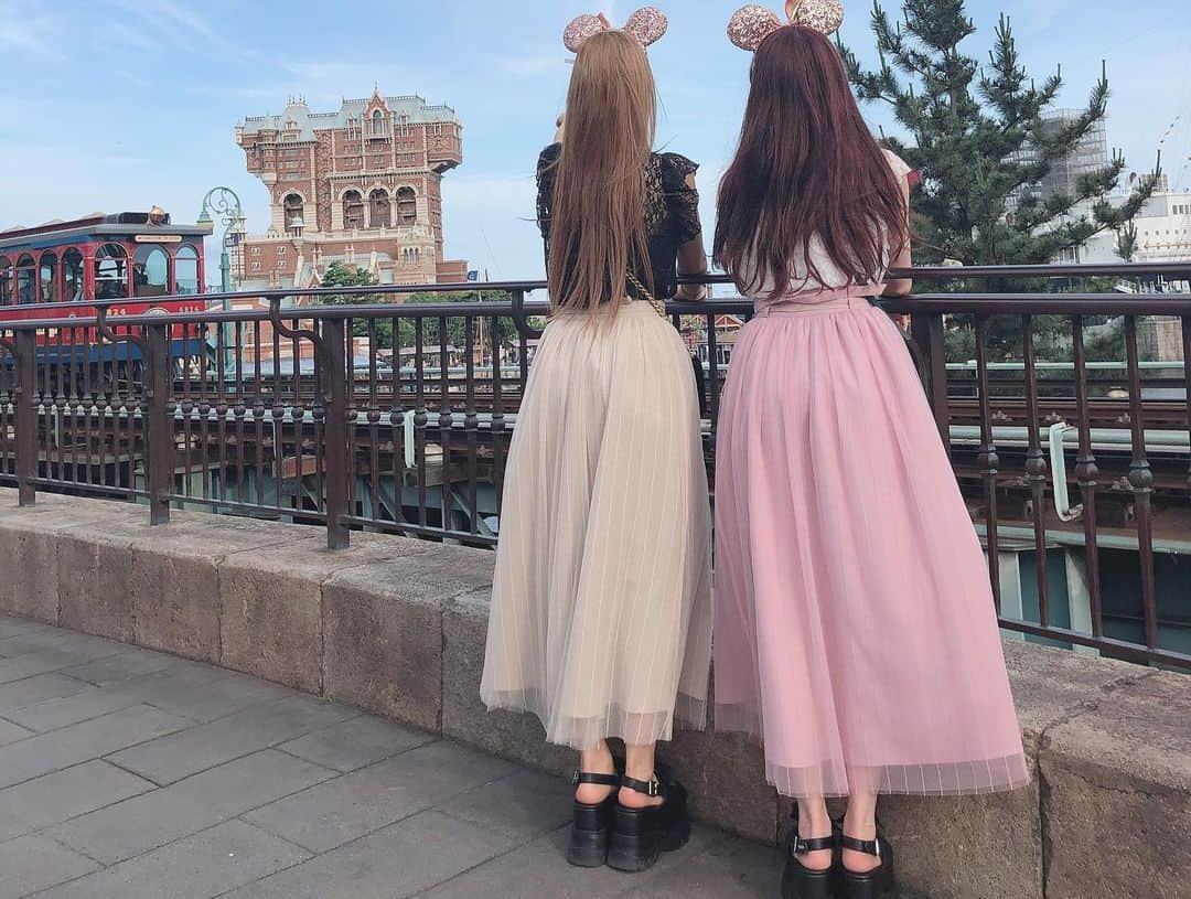 吉田朱里さんのインスタグラム写真 - (吉田朱里Instagram)「#さらリン で #ディズニーシー 🐭🏰💖 . #amiuuwink のトップスに たまたまお揃いで持ってた #EATME のスカートと 厚底サンダルを合わせた 双子コーデなの！ . 急遽行ったんだけど 運良くめちゃくちゃ空いてて 人気のアトラクションが 全部20分以内に乗れた🎢🎡 . 最高のお休みでした🧸❤️ 写真たくさん載せるね！ . #ディズニー #双子コーデ #ディズニーコーデ #あみゅこーで」6月4日 18時56分 - _yoshida_akari