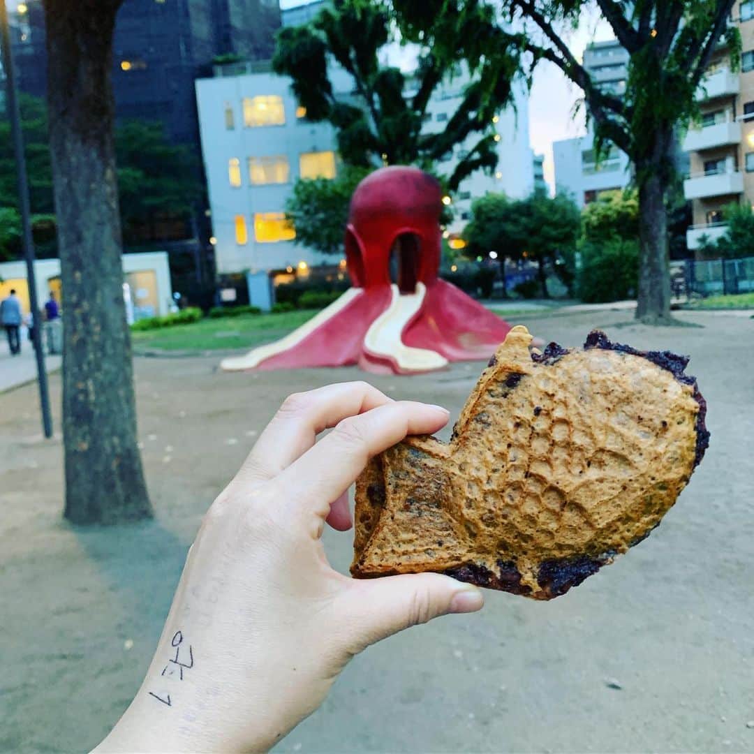 SHIORIさんのインスタグラム写真 - (SHIORIInstagram)「たこ公園🐙で 鯛焼き食べる夕暮れ。 しあわせ〜✨✨✨」6月4日 18時59分 - shiorikaregohan