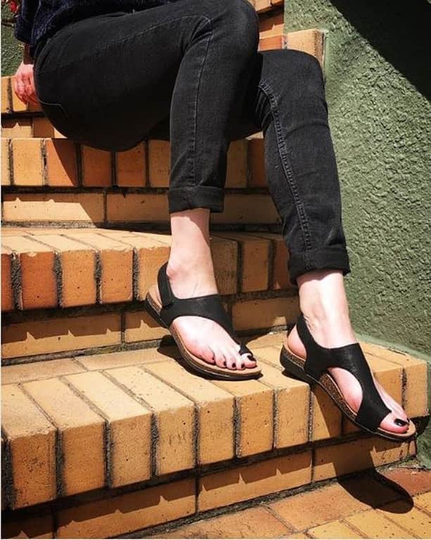 ダンスコのインスタグラム：「Soaking up the sun 😎 Thanks to @astridsrabatshoes for the great pic!」