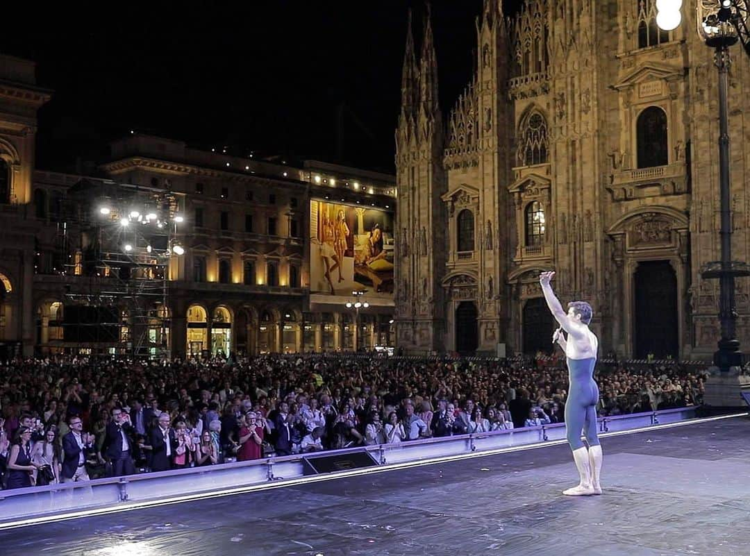 ロベルト・ボッレさんのインスタグラム写真 - (ロベルト・ボッレInstagram)「Cos’altro potrei desiderare di più?  #grazie #milano #piazzaduomo #finalshow #thankyou #grateful @ondance.it #ondance @dancersdiary ❣️」6月4日 19時00分 - robertobolle