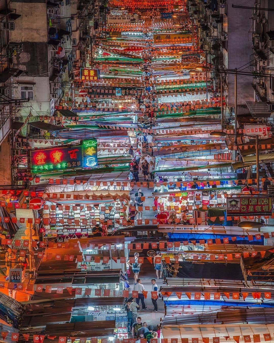 Discover Hong Kongさんのインスタグラム写真 - (Discover Hong KongInstagram)「The highly popular Temple Street Night is so steeped in local atmosphere that it has served as the backdrop to many a memorable movie. 廟街夜市人聲鼎沸，港味十足，難怪多部香港電影都到此取景！ テンプルストリートは、ディープな香港を代表する景色として、多くの映画のロケ地として登場しています。 📷: @ayane7628 #DiscoverHongKong #repost」6月4日 19時01分 - discoverhongkong