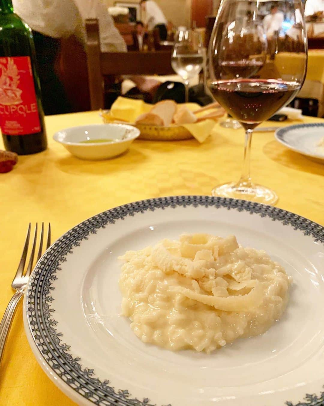 山崎みどりさんのインスタグラム写真 - (山崎みどりInstagram)「@la_bisboccia ﻿﻿ RISOTTO AL PARMIGIANO﻿﻿ ﻿ PROSCIUTTO E MOZZARELLA﻿ パルマ産 生ハムと水牛のモッツァレッラチーズ﻿ ﻿﻿ 最初出て来た時はこんなにたくさん食べれない！と思ったけど﻿﻿ モッァレラチーズが凄く美味しいから、シャンパン🥂と一緒に食べるとペロリ。w﻿﻿ ﻿ ホワイトアスパラガスのスクランブルエッグ乗せは見ただけで間違いなく美味しいけど食べたら思ったよりももっと美味しい❤︎﻿ ﻿ 赤牛パルミジャーノチーズのリゾットは﻿﻿ リゾットをチーズに投入して混ぜた後、最後にパルジャミーノチーズの底をゴリゴリ削ってリゾットに乗せてくれるから最高に濃厚で美味！﻿﻿ ﻿﻿ もう一皿追加でおかわりしたいくらい🤤﻿ ﻿ お店の外観も中も可愛くて好みでした❤︎﻿ ﻿﻿ #絶品  #料理 #美味しい #恵比寿 #恵比寿ごはん #イタリアン #🇮🇹 #美味しいイタリアン #buono #food #foodlovers #foodie  #delicious #foodoftheday #イタリアンディナー #delish #yummyfood #パルジャミーノチーズ #チーズリゾット #リゾット #risotto #cheese #🧀 #cheeserisotto #yum #yummy  #delicious #tasty #ラビスボッチャ」6月4日 19時02分 - midori_yamasaki_