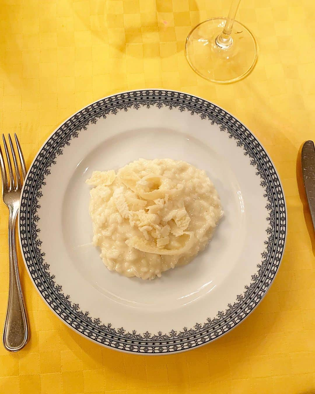 山崎みどりさんのインスタグラム写真 - (山崎みどりInstagram)「@la_bisboccia ﻿﻿ RISOTTO AL PARMIGIANO﻿﻿ ﻿ PROSCIUTTO E MOZZARELLA﻿ パルマ産 生ハムと水牛のモッツァレッラチーズ﻿ ﻿﻿ 最初出て来た時はこんなにたくさん食べれない！と思ったけど﻿﻿ モッァレラチーズが凄く美味しいから、シャンパン🥂と一緒に食べるとペロリ。w﻿﻿ ﻿ ホワイトアスパラガスのスクランブルエッグ乗せは見ただけで間違いなく美味しいけど食べたら思ったよりももっと美味しい❤︎﻿ ﻿ 赤牛パルミジャーノチーズのリゾットは﻿﻿ リゾットをチーズに投入して混ぜた後、最後にパルジャミーノチーズの底をゴリゴリ削ってリゾットに乗せてくれるから最高に濃厚で美味！﻿﻿ ﻿﻿ もう一皿追加でおかわりしたいくらい🤤﻿ ﻿ お店の外観も中も可愛くて好みでした❤︎﻿ ﻿﻿ #絶品  #料理 #美味しい #恵比寿 #恵比寿ごはん #イタリアン #🇮🇹 #美味しいイタリアン #buono #food #foodlovers #foodie  #delicious #foodoftheday #イタリアンディナー #delish #yummyfood #パルジャミーノチーズ #チーズリゾット #リゾット #risotto #cheese #🧀 #cheeserisotto #yum #yummy  #delicious #tasty #ラビスボッチャ」6月4日 19時02分 - midori_yamasaki_