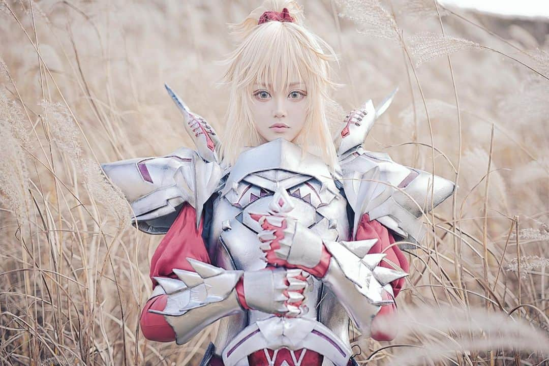 赤羽律のインスタグラム：「モーさん♥️ P＊ シトウさん  カラコン @pinkyparadisedotcom  Coupon code- akabaritsu  #FGO #モードレッド #fate #cosplay #コスプレイヤー #コスプレ #モードレッド #fgo #fateacpocrypha #cosplayer #armor #鎧 #甲冑 #photoshoot」