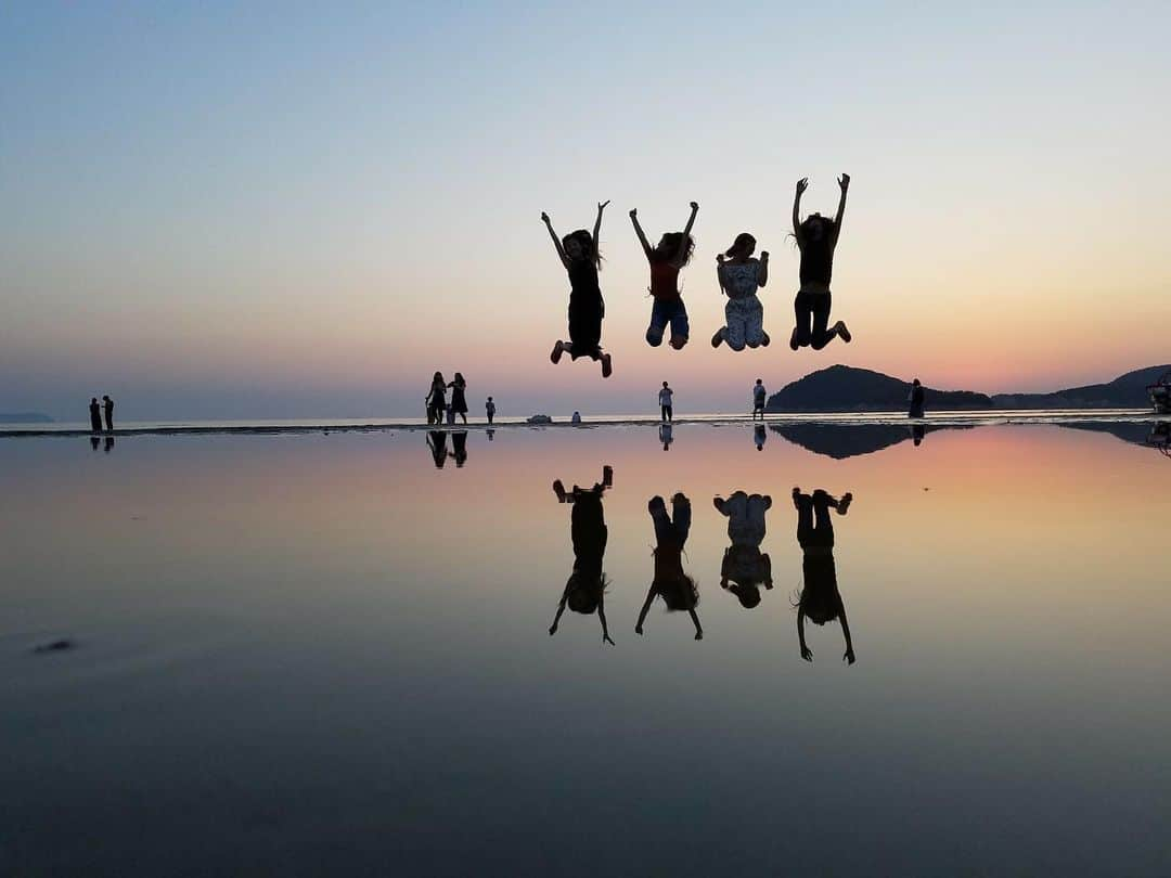 鳳ゆまさんのインスタグラム写真 - (鳳ゆまInstagram)「#父母ヶ浜 🌆 . 下からアングルがおススメ🙆‍♀️ . 日本の#ウユニ塩湖 . #香川県 #夕陽  #海 #遊び #観光スポット #観光 #インスタ映え #インスタ映えスポット #ポートレート #影 #女子旅 #香川旅行  #sunset #japan #beautiful #sightseeing #girls」6月4日 19時04分 - yumangerion06