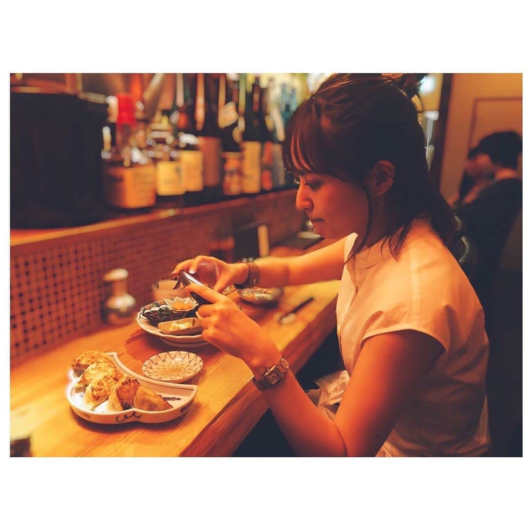 西島まどかさんのインスタグラム写真 - (西島まどかInstagram)「撮る人が撮られる人。 🥟を食べたい気持ちを、唇を噛んで抑えながら撮っているところ。 ． カメラマンの友人が撮る写真はなにげなく、やっぱりかっこいい。色味のセンス。 #酒場パトロール#餃子 #大衆酒場#チューハイ#酎ハイ」6月4日 19時06分 - nishijima_madoka