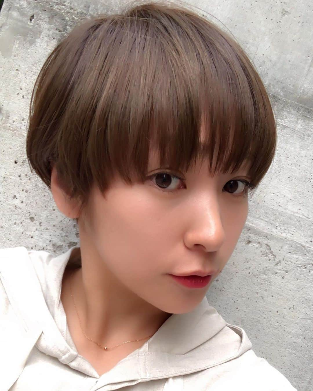 近藤夏子さんのインスタグラム写真 - (近藤夏子Instagram)「髪の毛切りましたっ✂️✨ 今回はサイドがポイント❤️ スーパーお気に入りです🥰 いつも基本おまかせの私。。笑 髪型はミニマッシュで、カラーはフォギーベージュで全体に透明感と明るさが出るようにハイライトが入れてるでー！ by小野山氏(担当美容師さん) だ、そうです👳‍♀️ #ショートヘア #ショートカット #hasigo #ミニマッシュ #マッシュ #ハイライト #ショート女子 #キノコ #マッチ棒 #もう10年ぐらい切ってもらってます #皆様も是非」6月4日 19時15分 - kondonatsuko