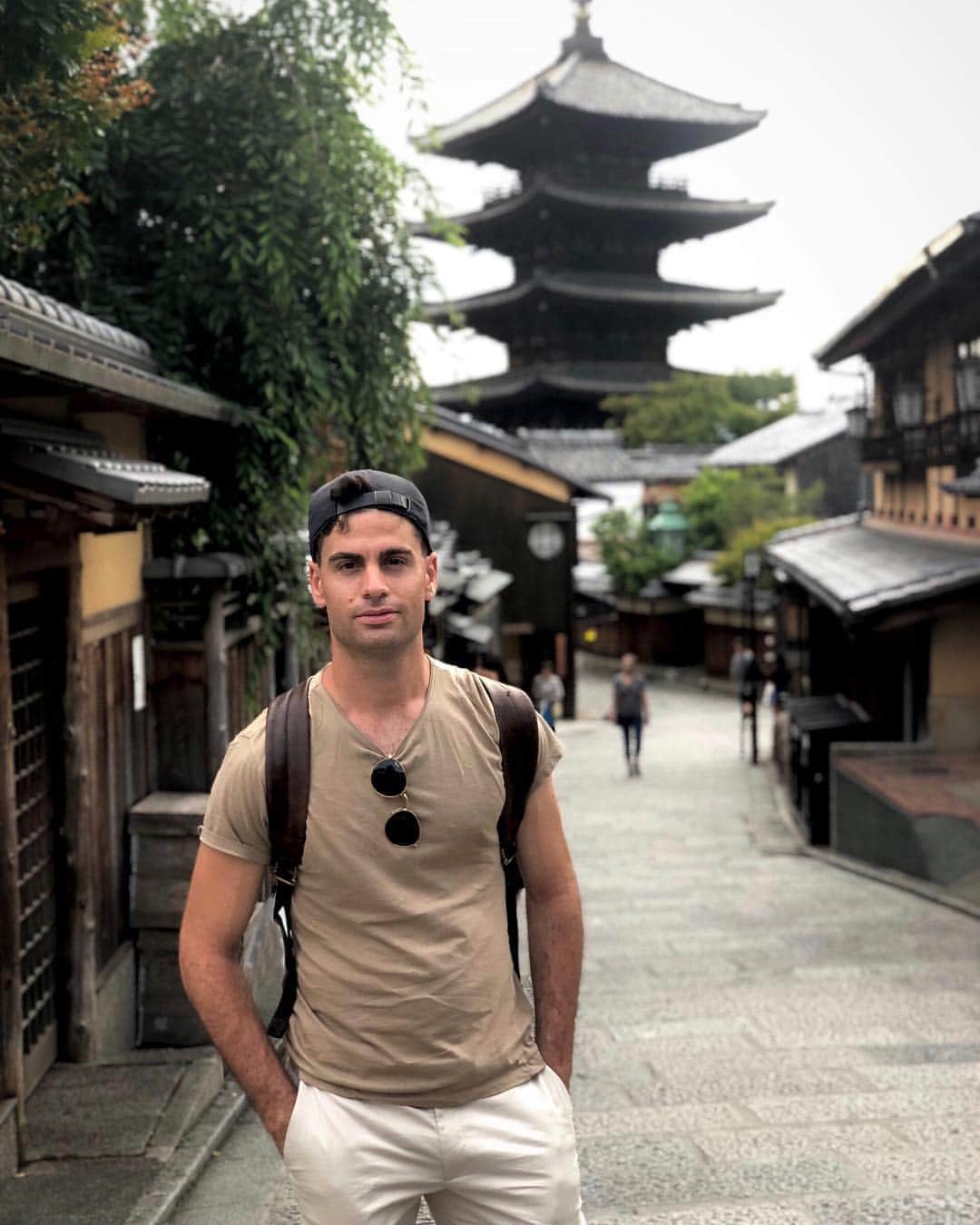 ハビエル・ラジャのインスタグラム：「Being a tourist is exhausting, but totally worth it 🏯」